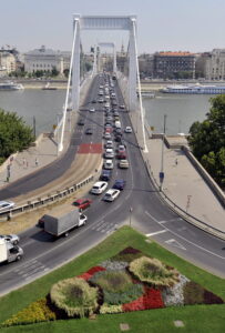 Csúszásgátló burkolat az Erzsébet hídnál