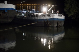 Megfeneklett egy szerb gázolajszállító hajó Dunaföldvárn?